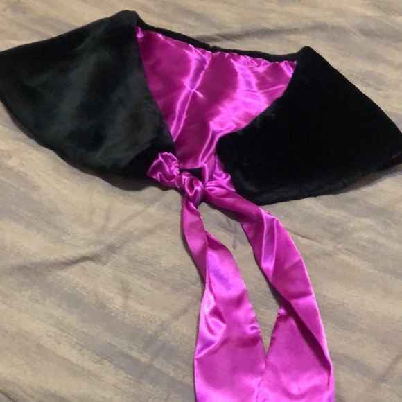 Liz Claiborne black velvet shawl with hot purple satin lining and tie. Elegant! - Picture 4 of 6
